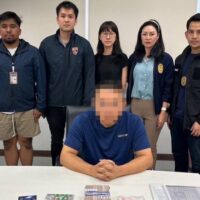 Die Einwanderungsbehörden haben den Anführer einer taiwanesischen Bande festgenommen, die inmitten der COVID-19 Pandemie an der Führung eines betrügerischen Pharmaunternehmens beteiligt war. Die Bande manipulierte Aktienkurse und täuschte über 10.000 Personen, was zu einem Schaden von insgesamt 23 Milliarden Baht führte. Es wurde festgestellt, dass gegen die beschuldigte Person ein Haftbefehl aus Taiwan vorlag.