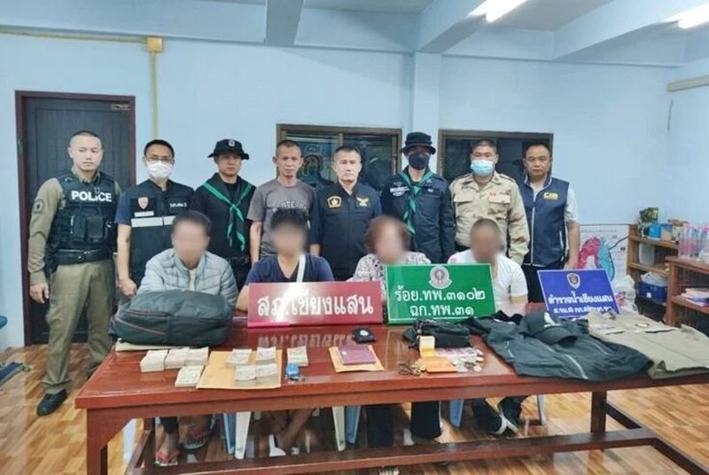 Die thailändische Polizei nahm vier Personen fest, darunter einen Mann, der sich als hochrangiger Beamter ausgab und versuchte , die Strafverfolgungsbehörden zu bestechen , um inhaftierte chinesische Verdächtige freizulassen . Heute wurde berichtet, dass die Behörden die vier Täter bei einer verdeckten Operation in Chiang Rai erfolgreich festgenommen haben. Die thailändische Polizei nahm vier Personen fest, darunter einen Mann, der sich als hochrangiger Beamter ausgab und versuchte , die Strafverfolgungsbehörden zu bestechen , um inhaftierte chinesische Verdächtige freizulassen . Heute wurde berichtet, dass die Behörden die vier Täter bei einer verdeckten Operation in Chiang Rai erfolgreich festgenommen haben.