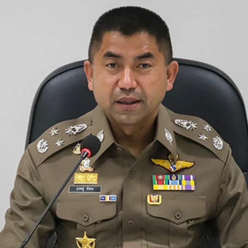 Nach den Angaben der Behörden wurden den Berichten zufolge schätzungsweise 30 Millionen Baht von zehn Personen betrogen, die eine betrügerische Pauschalreise gebucht hatten, um sich ein Fußballspiel in England anzusehen. Der stellvertretende nationale Polizeichef Surachate Hakparn „Big Joke“ gab bekannt, dass mehrere Opfer in große finanzielle Schwierigkeiten gerieten, nachdem sie ihre Ersparnisse für die Reise nach England bezahlt hatten.