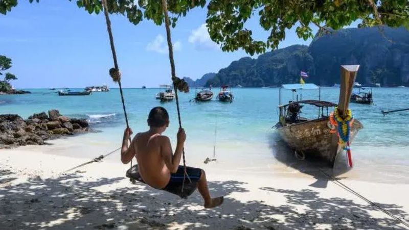 Thailand begrüßte in den ersten vier Monaten dieses Jahres insgesamt 8.596.452 ausländische Touristen mit Gesamtausgaben von 353,331 Milliarden Baht, während die Ankünfte aus den ASEAN-Ländern, Ost- und Südasien sowie Afrika letzte Woche zunahmen, sagte die Zeitung Matichon am Montag (1. Mai). Thailand begrüßte in den ersten vier Monaten dieses Jahres insgesamt 8.596.452 ausländische Touristen mit Gesamtausgaben von 353,331 Milliarden Baht, während die Ankünfte aus den ASEAN-Ländern, Ost- und Südasien sowie Afrika letzte Woche zunahmen, sagte die Zeitung Matichon am Montag (1. Mai).