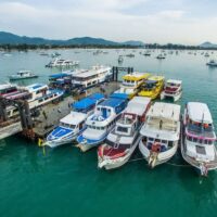 Vor dem viertägigen Wochenende veröffentlichte Natchaphong Pranit, Chef des Marinebüros von Phuket, heute (4. Mai) eine Reihe von Sicherheitshinweisen, in denen alle Bootsbetreiber aufgefordert werden, die Sicherheitsvorschriften einzuhalten. Diese Mitteilungen folgen einem erwarteten Zustrom von Touristen, die Phuket vom 4. bis zum 7. Mai besuchen.