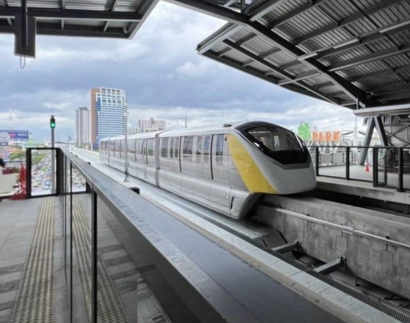Der Bau von drei Vorort Elektrobahnlinien in und um Bangkok, der orangefarbenen, gelben und rosafarbenen Linie, ist zu über 90 % abgeschlossen und verläuft nach Plan. Die rosafarbene Linie zwischen Khae Rai und Min Buri ist im Januar nächsten Jahres für den Probebetrieb und den Vollbetrieb Mitte des Jahres bereit, sagte Anucha Burapachaisri, der Regierungssprecher am Donnerstag. Der Bau von drei Vorort Elektrobahnlinien in und um Bangkok, der orangefarbenen, gelben und rosafarbenen Linie, ist zu über 90 % abgeschlossen und verläuft nach Plan. Die rosafarbene Linie zwischen Khae Rai und Min Buri ist im Januar nächsten Jahres für den Probebetrieb und den Vollbetrieb Mitte des Jahres bereit, sagte Anucha Burapachaisri, der Regierungssprecher am Donnerstag.