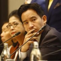 Die Vorsitzende der Move Forward-Partei, Pita Limjaroenrat, hält am Donnerstag letzter Woche eine Pressekonferenz mit den Führern von sieben potenziellen Koalitionspartnern ab, bei der sie ihre Absicht bekannt gaben, eine neue Regierung zu bilden und Herrn Pita als nächsten Premierminister zu unterstützen.