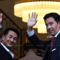 Der Vorsitzende der Move Forward-Partei, Pita Limjaroenrat (rechts), und der Vorsitzende der Pheu-Thai-Partei, Cholnan Srikaew, treffen sich letzten Dienstag in einem Restaurant in Bangkok, um die Bildung einer Koalitionsregierung mit Führern anderer politischer Parteien zu besprechen.