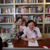 Der flüchtige ehemalige Premierminister Thaksin Shinawatra in Dubai am 8. November 2022 mit seiner Tochter Paetongtarn, Premierministerkandidat der Pheu Thai Partei, und seiner kleinen Enkelin