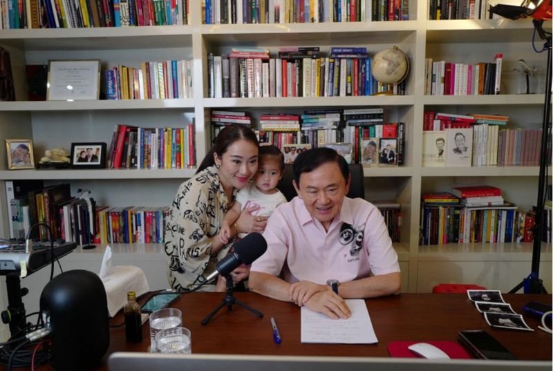 Der flüchtige ehemalige Premierminister Thaksin Shinawatra in Dubai am 8. November 2022 mit seiner Tochter Paetongtarn, Premierministerkandidat der Pheu Thai Partei, und seiner kleinen Enkelin