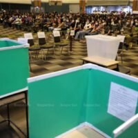 Politiker und Akademiker lehnen nachdrücklich jeden Versuch ab, nach den Wahlen vom 14. Mai eine Minderheitsregierung zu bilden, und warnen davor, dass dies neue Straßendemonstrationen auslösen könnte, die in einem weiteren Putsch gipfeln könnten. Die Warnung kam, nachdem der stellvertretende Ministerpräsident Wissanu Krea-ngam am Mittwoch die Möglichkeit eines politischen Vakuums oder einer Blockade nach der Wahl zurückgewiesen hatte.