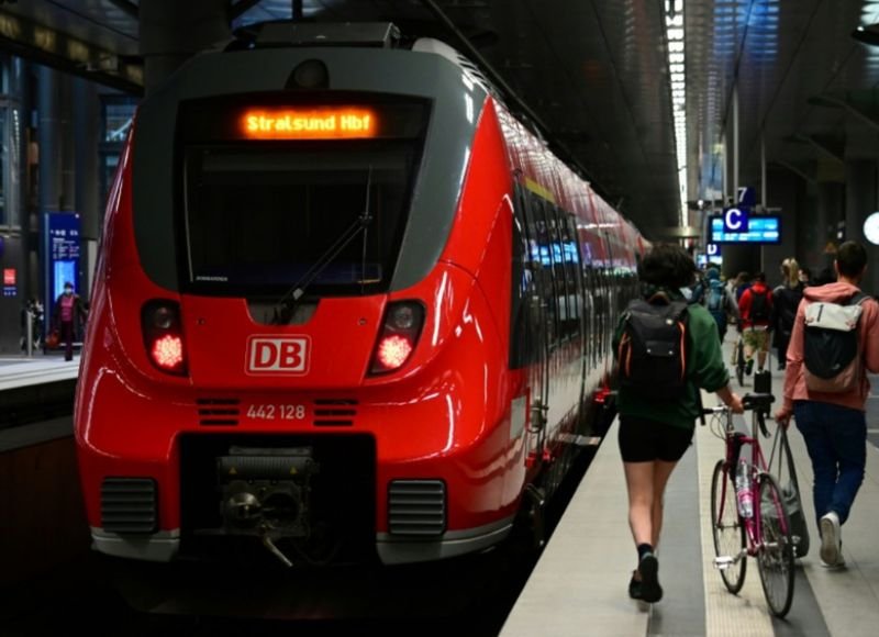 Deutschland führt am Montag ein neues landesweit gültiges Pauschalticket für den öffentlichen Nahverkehr ein, aber der Preis von 49 Euro (54 $) hat Zweifel an den Auswirkungen des Passes geweckt.