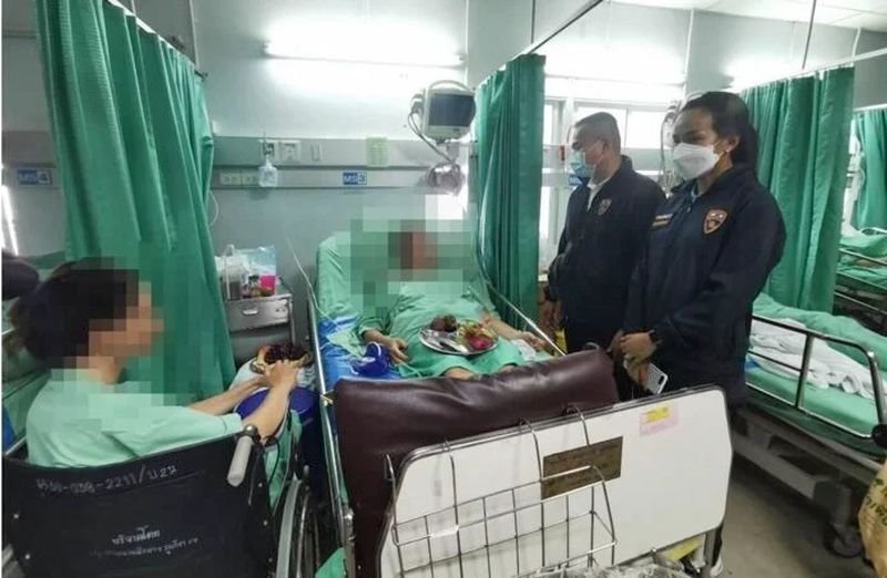 In Phuket haben die Einwanderungsbeamten ihre Unterstützung für ausländische Touristen ausgeweitet, die kürzlich von einem Bootsunglück betroffen waren, und bieten ihnen Hilfe bei der Verlängerung ihres Visums an.<br /> In Phuket haben die Einwanderungsbeamten ihre Unterstützung für ausländische Touristen ausgeweitet, die kürzlich von einem Bootsunglück betroffen waren, und bieten ihnen Hilfe bei der Verlängerung ihres Visums an. Major Tanannat Srisuwan von der Phuket Immigration teilte dem Phuket Express mit , dass 32 ausländische Touristen, darunter 21 Russen, ein Ukrainer, acht Kasachstaner, ein Hongkonger Staatsbürger und ein chinesischer Staatsbürger, in verschiedenen Krankenhäusern in Phuket behandelt wurden.