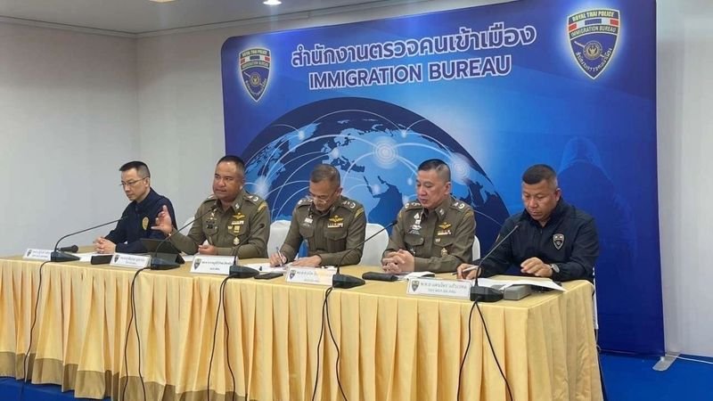 Bei ihrem jüngsten Versuch, hart gegen Ausländer vorzugehen, die ihre Aufenthaltsdauer überschreiten, hat die thailändische Einwanderungsbehörde (IB) eine starke Durchsetzungsdemonstration abgeliefert. Am 19. Mai fand ein Briefing statt, bei dem die Ergebnisse der sorgfältigen Arbeit des Büros bekannt gegeben wurden.