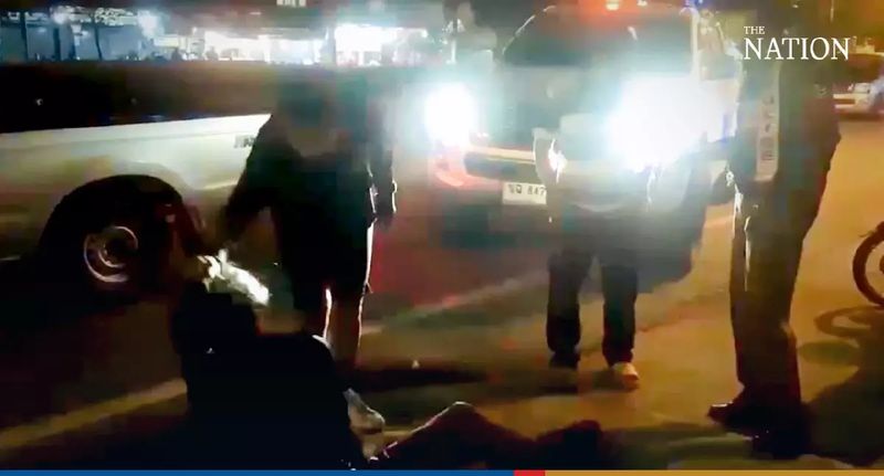 Normalerweise sind die thailändischen sozialen Medien voll von Berichten über betrunkene Männer, die Frauen verprügeln. Aber die Szene auf einer Straße in Rayongs Bezirk Klaeng gestern am Dienstagabend war ganz anders. Normalerweise sind die thailändischen sozialen Medien voll von Berichten über betrunkene Männer, die Frauen verprügeln. Aber die Szene auf einer Straße in Rayongs Bezirk Klaeng gestern am Dienstagabend war ganz anders.