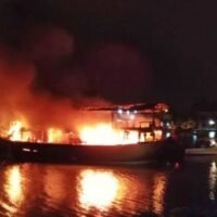 Ein Ausflugsboot, bei dem es sich um einen umgebauten Frachtkahn aus Teakholz handelte, fing heute Morgen Feuer, als es an einem Pier im Hauptbezirk der thailändischen Zentralprovinz Ayutthaya anlegte. Glücklicherweise wurden keine Verletzten gemeldet, berichtete die Bangkok Post.