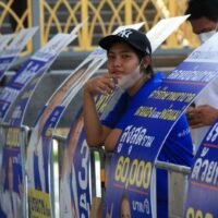 Während der Parlamentswahl präsentierten die politischen Parteien verschiedene populistische Versprechen, um die Wähler anzulocken. Dazu gehörten die umstrittene Ausgabe einer digitalen Geldbörse in Höhe von 10.000 Baht für Personen ab 16 Jahren, die Erhöhung des Mindesttageslohns, die Anhebung der monatlichen Mindestgehälter für Hochschulabsolventen, die Aussetzung der Schulden für Landwirte, die Senkung der Stromtarife und die Erhöhung der monatlichen Zulage für Personen ab 60 Jahren.