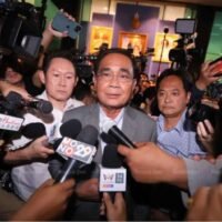 General Prayuth Chan o-cha werde in der Politik bleiben und seine United Thai Nation Partri (UTN) werde die etablierten Normen bei der Bildung der neuen Regierung respektieren, so der Parteichef gegenüber den lokalen Medien. UTN, dessen Premierminister General Prayuth kandidiert, werde die politische Tradition respektieren, wenn es um die Machtübergabe an die nächste Regierung geht, sagte ihr Führer Pirapan Salirathavibhaga am Sonntagabend.