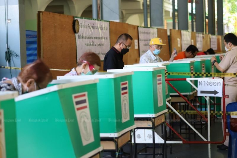Die meisten Stimmenkaufberichte, die am Sonntag bei der Wahlkommission (EC) eingingen, stammten aus Bangkok, das von allen Provinzen die meisten Wahlkreise hat, sagte das Wahlgremium. Allerdings sei die Zahl der umfragebedingten Verstöße geringer als bei früheren Umfragen, hieß es.