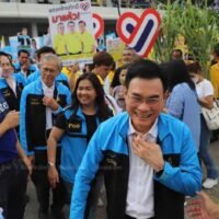 Jurin Laksanawisit gab am späten Sonntagabend seinen Rücktritt als Vorsitzender der Demokratischen Partei bekannt und übernahm damit die Verantwortung für die Niederlage der Partei bei den Parlamentswahlen am Sonntag (14. Mai). Am Sonntag gegen 17.30 Uhr dankte Herr Jurin den Wählern, die seine Partei bei der Wahl unterstützt hatte, nachdem die Abstimmung beendet war.