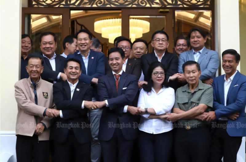 Schon vor dem historischen Sieg bei den Parlamentswahlen am Sonntag sahen sich Thailands demokratiefreundliche Parteien mit eingebauten Hindernissen bei der Regierungsbildung konfrontiert. Jetzt beginnt sich Widerstand zu bilden, was der Anleger vor einer anhaltenden politischen Unsicherheit fürchtet. Schon vor dem historischen Sieg bei den Parlamentswahlen am Sonntag sahen sich Thailands demokratiefreundliche Parteien mit eingebauten Hindernissen bei der Regierungsbildung konfrontiert. Jetzt beginnt sich Widerstand zu bilden, was der Anleger vor einer anhaltenden politischen Unsicherheit fürchtet.