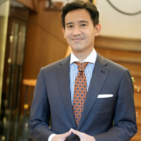 Move Forward Parteivorsitzender Pita Limjaroenrat ist auf dem Weg, Thailands nächster Premierminister zu werden, nachdem seine drei Jahre alte progressive Partei bei den Parlamentswahlen letzten Sonntag einen überraschenden Sieg errungen hat. Die Wahlergebnisse, die noch auf die Bestätigung durch die Wahlkommission warten, zeigen, dass Move Forward den ersten Platz belegt, nachdem es 152 der 500 Abgeordnetensitze im Repräsentantenhaus gewonnen hat.