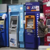 Da digitale Rechnungen zunehmen, konzentriert sich die Bank of Thailand auf Bargeldnutzer, indem sie die Gebührenstrukturen der Banken anpasst. Die Anpassung ist Teil der Bemühungen der Zentralbank, digitale Zahlungen zu fördern und sich in Richtung einer weniger bargeldabhängigen Gesellschaft zu bewegen. Die Regulierungsbehörde schenkt einigen Verbrauchersegmenten, die keine digitalen Zahlungen nutzen, größere Aufmerksamkeit.