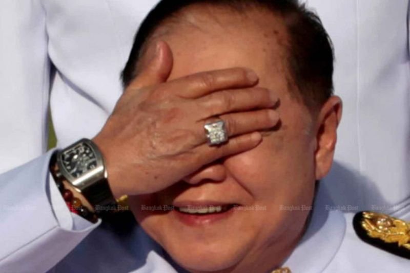 Die Nationale Antikorruptionskommission (NACC) hat zugestimmt, nur zwei von drei Dokumentensätzen im Zusammenhang mit ihrer Untersuchung der Kontroverse um Luxusarmbanduhren des berühmten Premierministers Prawit Wongsuwon und die Aktivistin Veera Somkwamkid weiterzugeben, wie vom Obersten Verwaltungsgericht angeordnet wurde. Die Nationale Antikorruptionskommission (NACC) hat zugestimmt, nur zwei von drei Dokumentensätzen im Zusammenhang mit ihrer Untersuchung der Kontroverse um Luxusarmbanduhren des berühmten Premierministers Prawit Wongsuwon und die Aktivistin Veera Somkwamkid weiterzugeben, wie vom Obersten Verwaltungsgericht angeordnet wurde.