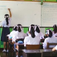Die schlechte Qualität der thailändischen Bildung ist seit Jahrzehnten ein großes nationales Problem. Viele Menschen im Bildungssektor haben Reformversuche unternommen, indem sie anstelle des 15 Jahre alten, inhaltsbasierten Lehrplans einen kompetenzbasierten Lehrplan in der Primar- und Sekundarstufe eingeführt haben. Im Oktober 2021 gab das Bildungsministerium den Zeitplan für die landesweite Einführung des neuen Systems im ersten Halbjahr 2022 für die Grundstufe in Schulen bekannt, die dazu bereit waren.