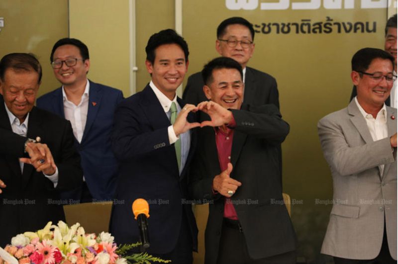 Der Vorsitzende der Move Forward-Partei, Pita Limjaroenrat, Mitte-Links, und der Vorsitzende der Pheu-Thai-Partei, Cholnan Srikaew, machen auf einer Pressekonferenz eine herzförmige Geste, um die Zusage der achtköpfigen Koalitionsgruppe zu bekräftigen, trotz der ungeklärten Frage, Welche Partei sie ist, gemeinsam eine Regierung zu bilden wird das letzte Wort über die Ernennung des Sprechers des neuen Repräsentantenhauses haben. (Foto: Pattarapong Chatpattarasill)