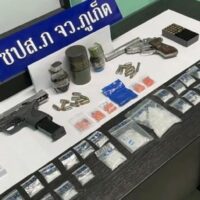 Die Provinzpolizei von Phuket beschlagnahmte bei einer Reihe von Razzien in Wichit, Chalong und Phuket Town zwei Splittergranaten , Schusswaffen, Munition und Drogen . Die jüngsten Razzien wegen Drogen- und Waffenmissbrauchs wurden gestern bekannt gegeben, genaue Daten der Festnahmen wurden nicht genannt
