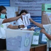 Vertreter des BMA gaben heute Morgen in den frühen Morgenstunden das inoffizielle Wahlergebnis aus 6.360 Wahllokalen in Bangkok bekannt. Von den 4.479.155 Wahlberechtigten machten 3.339.664 von ihrem Wahlrecht Gebrauch, was 74,28 % aller Wähler ausmachte. Unter den insgesamt abgegebenen Stimmzetteln waren 1.191.989 gültig, während 48.694 Stimmzettel ungültig waren und 98.981 Wähler alle Kandidaten ablehnten