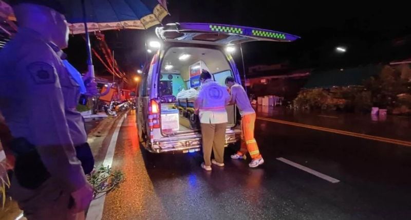 Rettungskräfte von Phuket warnten Autofahrer, vorsichtig zu sein und ihre Geschwindigkeit auf nassen Straßen zu reduzieren, nachdem es heute früh zu einem tödlichen Motorradunfall in Kata kam, an dem ein Russe nach sporadischen Regenfällen auf der Insel beteiligt war. Rettungskräfte von Phuket warnten Autofahrer, vorsichtig zu sein und ihre Geschwindigkeit auf nassen Straßen zu reduzieren, nachdem es heute früh zu einem tödlichen Motorradunfall in Kata kam, an dem ein Russe nach sporadischen Regenfällen auf der Insel beteiligt war.