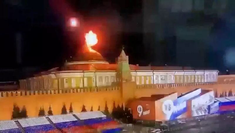 Russland beschuldigte die Ukraine am Mittwoch eines gescheiterten Attentatsversuchs auf Präsident Wladimir Putin bei einem nächtlichen Drohnenangriff auf den Kreml in Moskau und drohte mit Vergeltung. Russland beschuldigte die Ukraine am Mittwoch eines gescheiterten Attentatsversuchs auf Präsident Wladimir Putin bei einem nächtlichen Drohnenangriff auf den Kreml in Moskau und drohte mit Vergeltung.