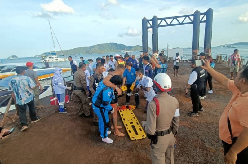 In Phuket haben die Einwanderungsbeamten ihre Unterstützung für ausländische Touristen ausgeweitet, die kürzlich von einem Bootsunglück betroffen waren, und bieten ihnen Hilfe bei der Verlängerung ihres Visums an. In Phuket haben die Einwanderungsbeamten ihre Unterstützung für ausländische Touristen ausgeweitet, die kürzlich von einem Bootsunglück betroffen waren, und bieten ihnen Hilfe bei der Verlängerung ihres Visums an.