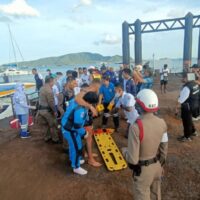 Sechs Menschen, darunter vier Russen und zwei Thailänder, befanden sich in kritischem Zustand, nachdem ihr Boot mit 37 Passagieren am Mittwochabend in der Chalong Bucht in Phuket eine Kanalmarkierung rammte.