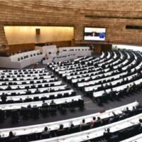 Die Demokratische Partei dementierte am Samstag Gerüchte, sie befinde sich in Gesprächen mit einer anderen Partei über die Bildung einer rivalisierenden Koalition, die die Move Forward Partei (MFP) und die United Thai Nation Partei (UTN) ausschließe.