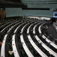 Senatoren haben gemischte Meinungen darüber geäußert, ob sie Pita Limjaroenrat, den Vorsitzenden der Move Forward Partei, der bei der Wahl am Sonntag die meisten Sitze im Repräsentantenhaus gewann, als nächsten Premierminister unterstützen sollten. Senator Peeraksak Porjit sagte, dass es an den Parteien liege, genügend Unterstützung zu sammeln, um einen Premierministerkandidaten für eine Abstimmung im Parlament zu nominieren.