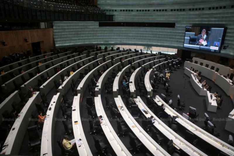 Senatoren haben gemischte Meinungen darüber geäußert, ob sie Pita Limjaroenrat, den Vorsitzenden der Move Forward Partei, der bei der Wahl am Sonntag die meisten Sitze im Repräsentantenhaus gewann, als nächsten Premierminister unterstützen sollten.<br /> Senatoren haben gemischte Meinungen darüber geäußert, ob sie Pita Limjaroenrat, den Vorsitzenden der Move Forward Partei, der bei der Wahl am Sonntag die meisten Sitze im Repräsentantenhaus gewann, als nächsten Premierminister unterstützen sollten. Senator Peeraksak Porjit sagte, dass es an den Parteien liege, genügend Unterstützung zu sammeln, um einen Premierministerkandidaten für eine Abstimmung im Parlament zu nominieren.