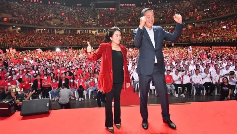 Der Immobilienmagnat Settha Taweesin hat angeboten, seine Kandidatur für das Amt des Premierministers aufzugeben, wenn sich die Pheu Thai Partei, unter deren Kandidaten er kandidiert, nach den Parlamentswahlen am Sonntag der Partei Palang Pracharath anschließt.