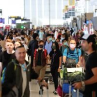 Thailänder und ausländische Einwohner würden 1.000 Baht zahlen, um das Land unter einer überraschenden Abgabe auf dem Luftweg zu verlassen, berichtet die Bangkok Post heute am Samstag (6. Mai). Während des Songkran Festivals im Jahr 2023 drängen sich Reisende in der Abflughalle des Flughafens Suvarnabhumi. Eine geplante Ausreisesteuer soll weitere Einnahmen für die Regierung generieren.