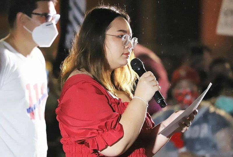 Vor drei Jahren stand die 24-jährige Panusaya Sithijirawattanakul an der Spitze einer Demokratiebewegung in Thailand, als Tausende junger Demonstranten auf den Straßen von Bangkok mit Tränengas und Gummigeschossen der Polizei zusammenstießen. Vor drei Jahren stand die 24-jährige Panusaya Sithijirawattanakul an der Spitze einer Demokratiebewegung in Thailand, als Tausende junger Demonstranten auf den Straßen von Bangkok mit Tränengas und Gummigeschossen der Polizei zusammenstießen.