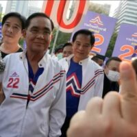 General Prayuth Chan o-cha, der amtierende Premierminister Thailands, wird bei den bevorstehenden Wahlen am 14. Mai unter einer neuen Partei, der United Thai Nation Partei, antreten, nachdem er sich von der regierenden Palang Pracharat Party getrennt hat, die ihn für das Land in der Hauptrolle im Jahr 2019 unterstützt hatte.
