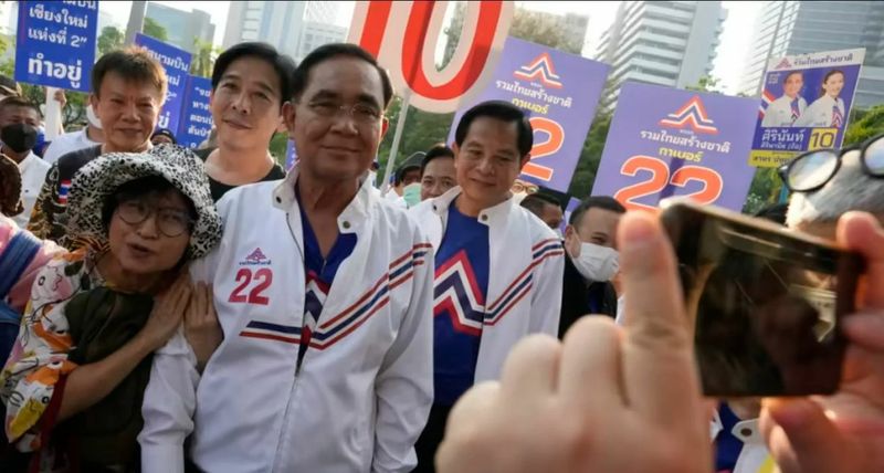 General Prayuth Chan o-cha, der amtierende Premierminister Thailands, wird bei den bevorstehenden Wahlen am 14. Mai unter einer neuen Partei, der United Thai Nation Partei, antreten, nachdem er sich von der regierenden Palang Pracharat Party getrennt hat, die ihn für das Land in der Hauptrolle im Jahr 2019 unterstützt hatte. General Prayuth Chan o-cha, der amtierende Premierminister Thailands, wird bei den bevorstehenden Wahlen am 14. Mai unter einer neuen Partei, der United Thai Nation Partei, antreten, nachdem er sich von der regierenden Palang Pracharat Party getrennt hat, die ihn für das Land in der Hauptrolle im Jahr 2019 unterstützt hatte.