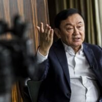 Es könnte ein Ave-Maria-Pass in einem zunehmend unvorhersehbaren Spielfeld sein. Das Szenario der bevorstehenden Heimkehr von Thaksin Shinawatra, verstärkt durch den Mann selbst, kann der Pheu Thai Partei helfen, aber es kann es auch zerstören. Manchmal ist in der Politik jedoch auch Vorsicht geboten.