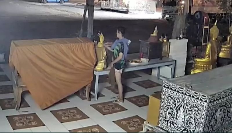 Ein 52-jähriger Mönch, Tikhamporn Artsapo, bemerkte gestern, dass eine Buddha-Statue, Luang Por So Thorn, in seinem Tempel fehlte. Also überprüfte er die CCTV-Aufnahmen des Tempels und entdeckte, dass zwei Transfrauen die Statue in der Nacht zuvor gestohlen hatten, und meldete den Vorfall der Polizeiwache von Bang Pakong .