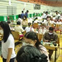 Vorgezogene Wähler stellten sich heute unter der glühenden Sonne vor Tempeln, Einkaufszentren und Schulen an, um am Sonntag vor den mit Spannung erwarteten Wahlen am 14. Mai ihre vorgezogenen Stimmzettel abzugeben. Die höchste Zahl von Wählern – 52.771 – registrierte sich, um ihre Vorwahl an der Ramkhamhaeng Universität in Bangkoks Hua Mak-Viertel abzugeben.