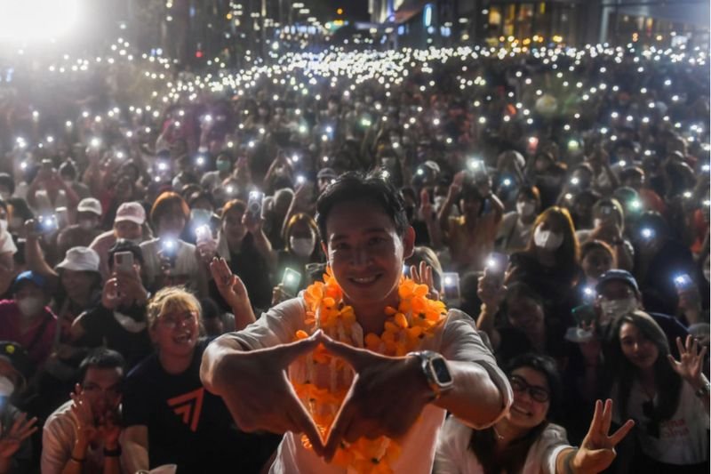Jetzt, da der letzte Countdown für die nationalen Wahlen begonnen hat, deuten zahlreiche Meinungsumfragen stark darauf hin, dass die Pheu Thai Partei zwar immer noch an der Spitze liegt, sein Ziel eines Erdrutschs jedoch angesichts der stark gestiegenen Popularität der Move Forward Partei (MFP) nur ein Wunschtraum sein könnte, der in den letzten Wochen immer stärker wurde. Jetzt, da der letzte Countdown für die nationalen Wahlen begonnen hat, deuten zahlreiche Meinungsumfragen stark darauf hin, dass die Pheu Thai Partei zwar immer noch an der Spitze liegt, sein Ziel eines Erdrutschs jedoch angesichts der stark gestiegenen Popularität der Move Forward Partei (MFP) nur ein Wunschtraum sein könnte, der in den letzten Wochen immer stärker wurde.
