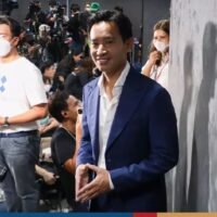 Obwohl die vorzeitige Stimmenauszählung zeigt, dass seine Partei bei den Parlamentswahlen in Thailand mit großem Vorsprung an der Spitze liegt, sagte der Vorsitzende der Move Forward Partei, Pita Limjaroenrat, am Sonntag, es sei zu früh zum Feiern. Die Move Forward werde auf die offiziellen Ergebnisse warten, sagte Pita gegenüber den lokalen Medien.