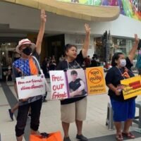 Aktivisten aus verschiedenen Gruppen veranstalteten gemeinsam mit der Menschenrechtsorganisation iLaw am Freitagabend (16. Juni) eine Kundgebung im Bangkok Art and Culture Centre, um die Wahlkommission zu drängen, die Überprüfung der designierten Abgeordneten schnell abzuschließen, sagte die Zeitung Matichon.