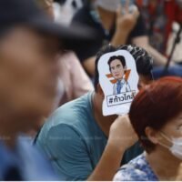 Am 23. Mai nehmen Menschen an einer Kundgebung der United Front of Thammasat and Demonstration und ihrer Verbündeten vor dem Parlament teil, um Senatoren unter Druck zu setzen, für die Vorsitzende der Move Forward-Partei, Pita Limjaroenrat, als Premierministerin zu stimmen. (Foto: Nutthawat Wicheanbut)