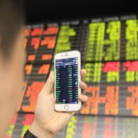 Ausländische Investoren verkauften in den ersten fünf Monaten dieses Jahres thailändische Aktien im Wert von fast 100 Milliarden Baht, darunter 33,4 Milliarden Baht, die allein im Mai veräußert wurden, aufgrund steigender globaler Zinssätze und Unsicherheiten bei der Bildung der neuen Regierung.