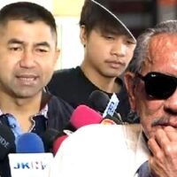 Der stellvertretende Chef der nationalen Polizei, General Surachate Hakparn, auch bekannt als „Big Joke“, informierte die Medien am Sonntag im Polizeiclub in Bangkok, als sich eine Task Force nach Vereinbarung mit hochrangigen Polizeibeamten traf, um eine vom Eigentümer eines Autohauses vor über einer Woche eingereichte Beschwerde über eine illegale Glücksspiel Webseite in Pathum Thani mit dem Vorwurf der Erpressung und Korruption zu befragen.
