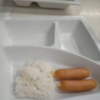 Fotos von Schulessen, die eher wie Reste aussehen, haben in Thailand in den sozialen Medien für Empörung gesorgt und erneut Fragen zur Qualität der Mittagsmenüs in thailändischen Schulen aufgeworfen. Auf einer Facebook-Seite namens „Mai-chub-kub-Banjong“ wurden die Fotos eines Elternteils erneut veröffentlicht, die zeigen, was Fünftklässler einer Privatschule im Bangkoker Stadtteil Don Mueang jeden Tag zu Mittag essen mussten